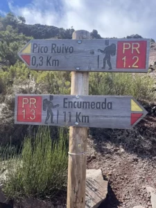 Signalisation sur le sentier de Pico do Ruivo